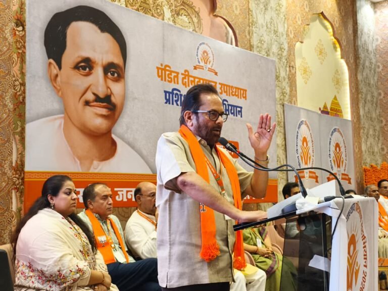नोएडा के अग्रसेन भवन में आयोजित भाजपा के पंडित दीनदयाल उपाध्याय प्रशिक्षण महाअभियान में मंच पर मौजूद वरिष्ठ नेता और कार्यकर्ता
