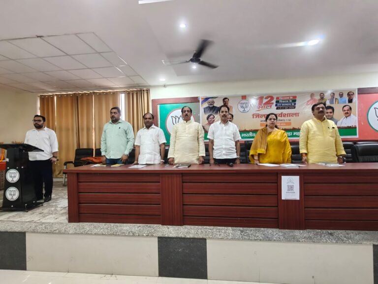 भाजपा नोएडा महानगर की कार्यशाला में मौजूद पदाधिकारी और कार्यकर्ता